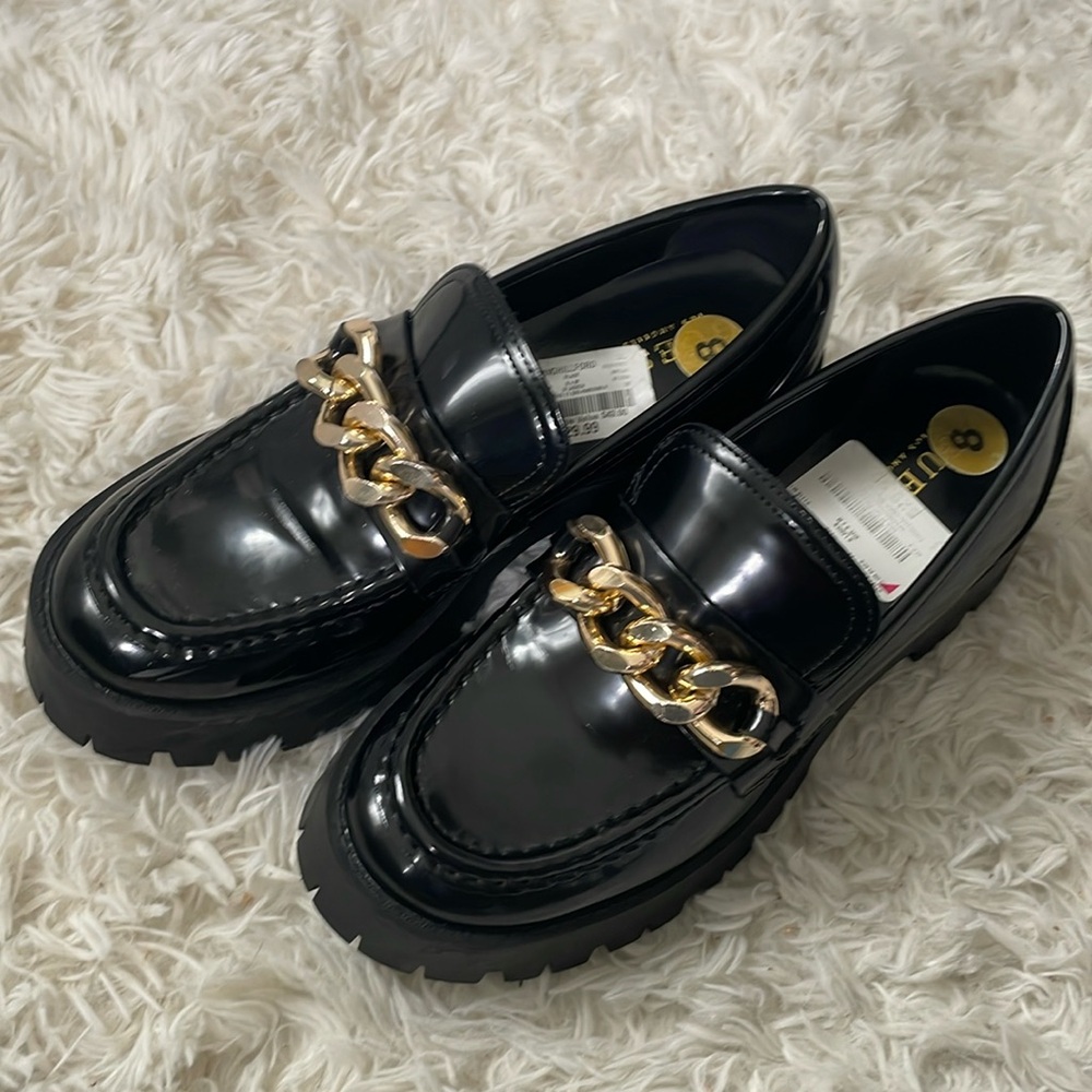 Chunky black loafer with gold chain accent sz 8 Guess